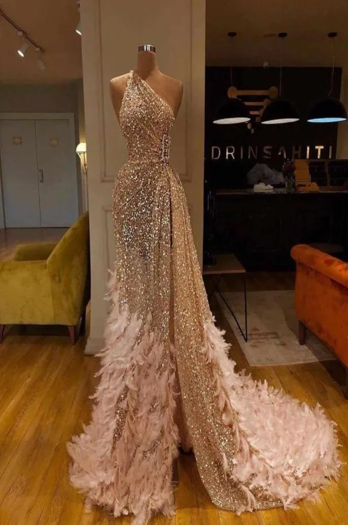 Luxuriöse Abendkleider mit Straußenfedern, glitzernde Pailletten, One-Shoulder-Kleid in A-Linie, goldenes Abendkleid, Partykleidung, hoher Schlitz, für formelle Anlässe, G5295245