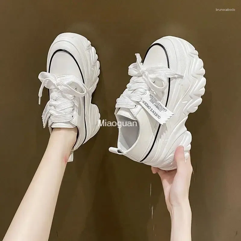Casual Shoes 2024 Damskie kliny platformy Sneakers Platforme Autumn Fashion Kobieta koronkowa biała letnie obuwie grube dolne płótno