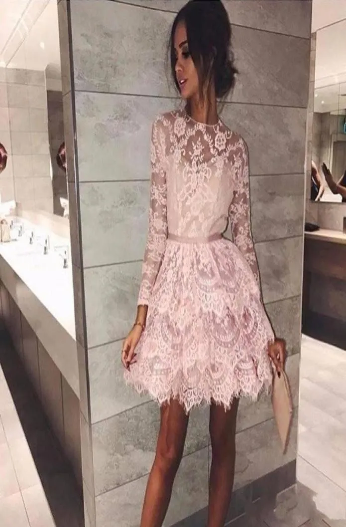 2020 Pink Lace Short A Line Homecoming Sukienki Sheer Szyja Mini Suknie koktajlowe z długim rękawem