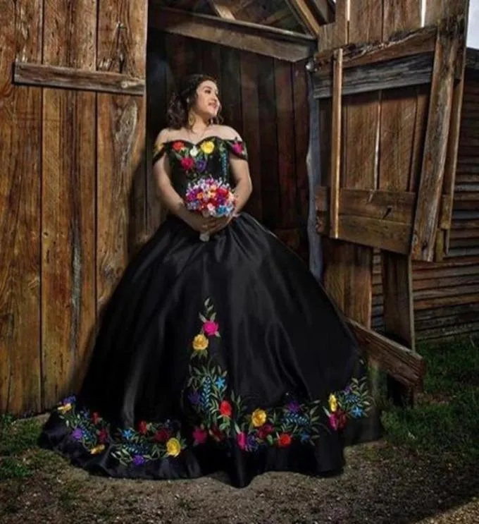 México Charro Preto Doce 16 Vestidos Meninas Bordadas Frisadas Fora Do Ombro Vestido De Baile De Cetim Longo Vestido Quinceanera Prom Graduat4328574