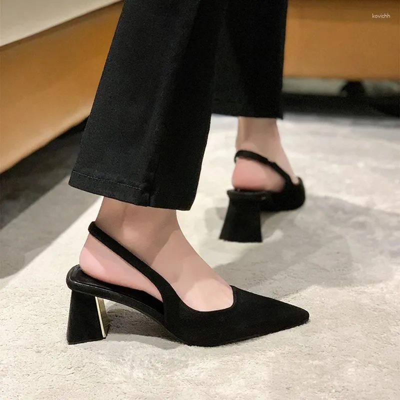 Chaussures habillées 2024 Fashion All-Match Couleur solide peu profonde Bouche de femme Sommeuse sexy noire épais talons confortables Femmes hautes