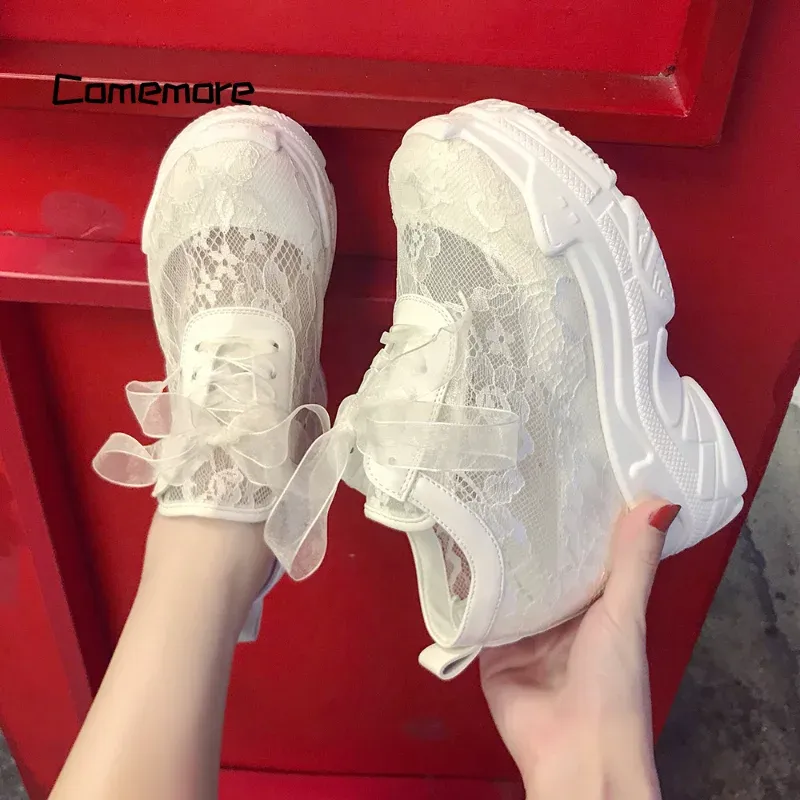 Stövlar comemore eleganta vita kvinnor casual skor höga klackar kilar utomhusskor andningsskor kvinna 12 cm ny nätplattform sneakers
