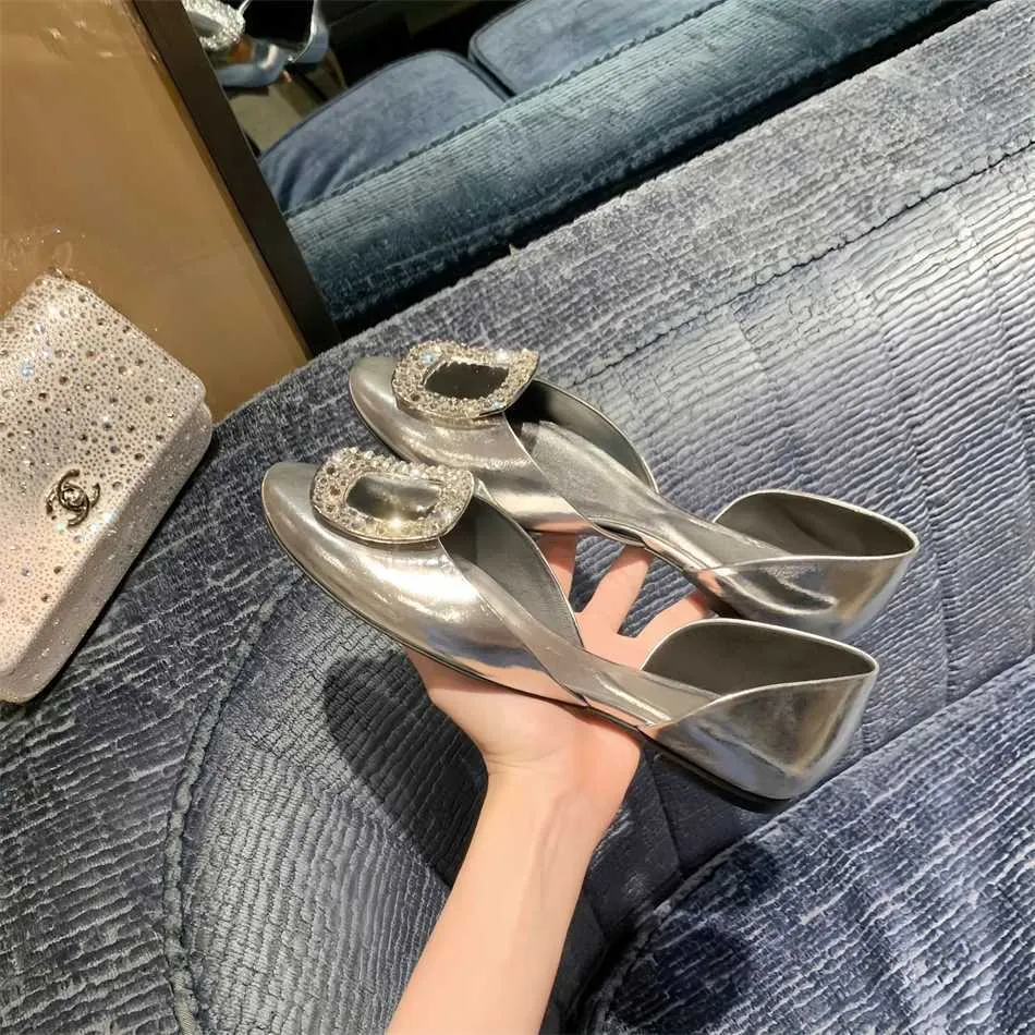 Hip Square Diamond Buckle Sandal Women Versatile Hollow Round Head Flat Bottom Gallow Mouth Silk Single Shoes Womens Summer Leather Sandals 240228