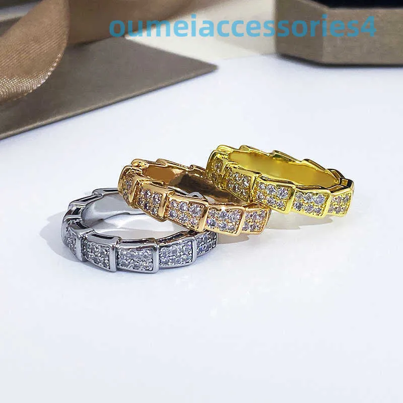 2024 Designer Luxury Brand Jewelry Band Rings v Gold Plated Mi Snake Bone Light Glossy Face Stars of Diamonds Shell and Fritillaria Mother Matching Ring Personality