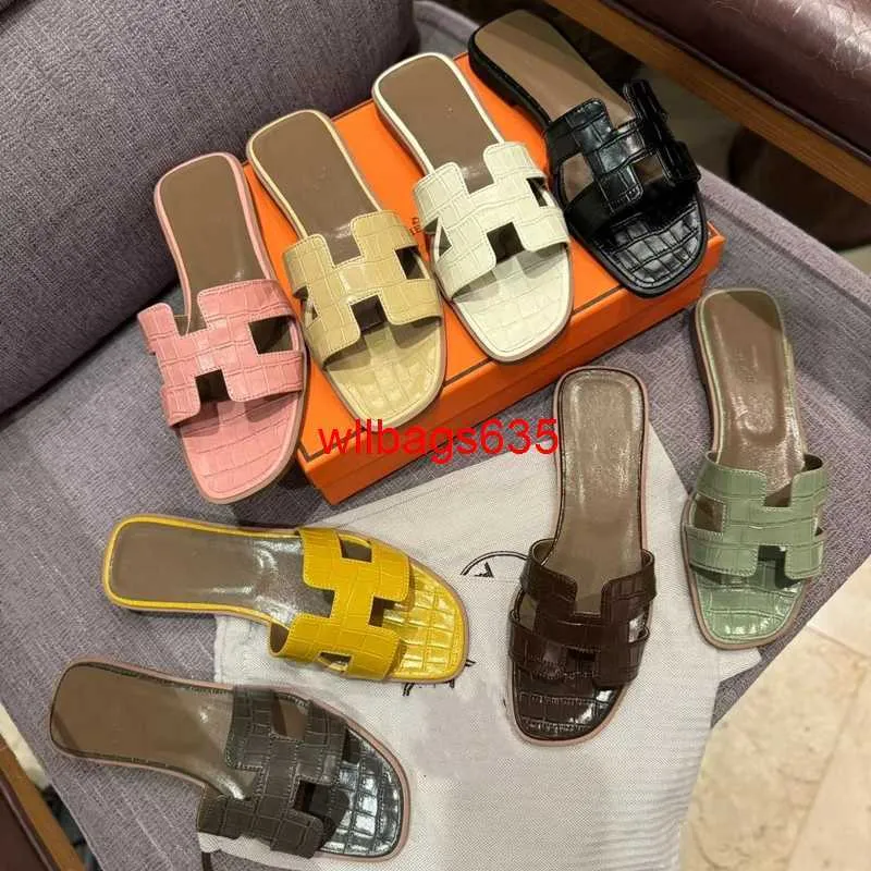 Sandales en cuir Oran Slippers pour femmes HB Pantres pour les femmes portant 2024 NOUVEAU COURTURE À FLIPED FLIPHED FLOP PLAQUES PLUSATIVE COLODE DAVIL MA AVOIR LOGO 5D16