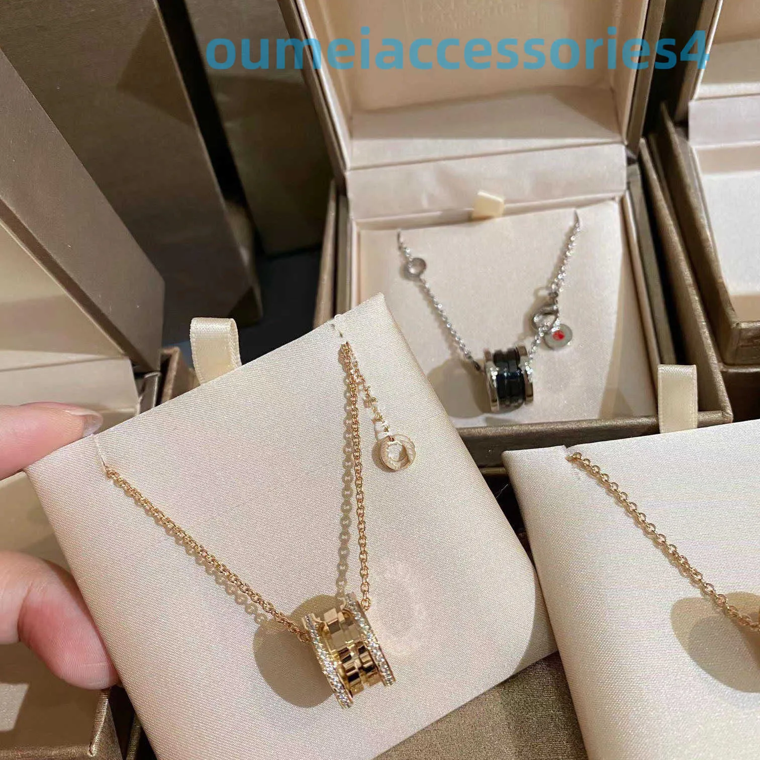 Designer Luxury Brand Jewelry Pendant Necklaces v Gold Little Red Porcelain Spring Necklace Large Waist Collar Chain Plating Live Broadcast
