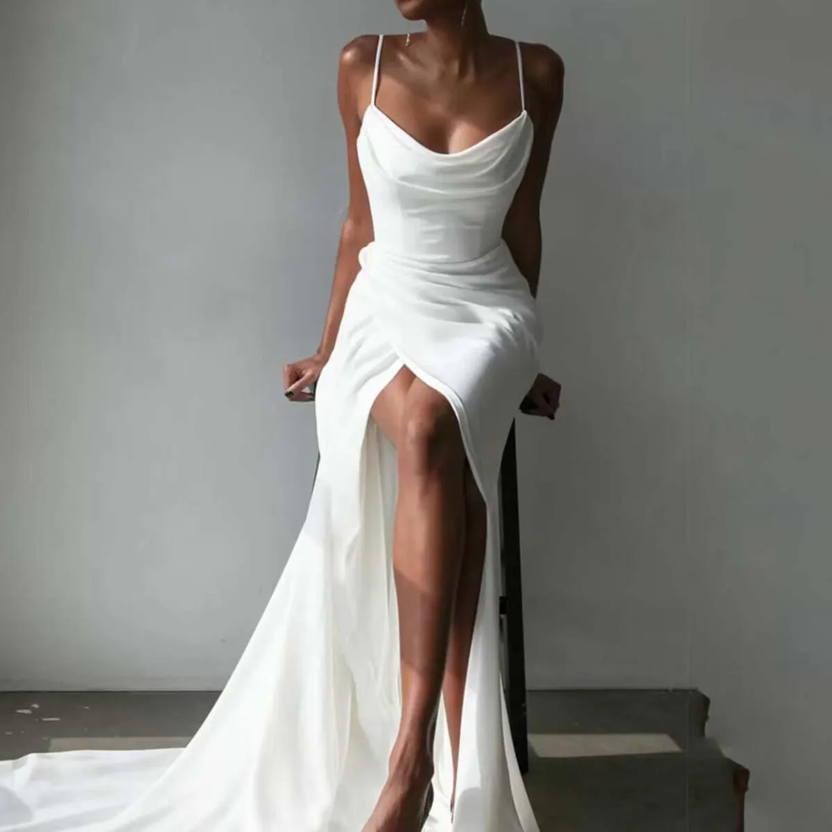 Backless Wedding Suknie 2024 Spaghetti Mermaid Satynowe suknie ślubne Side Split Summer Style Suknie ślubne