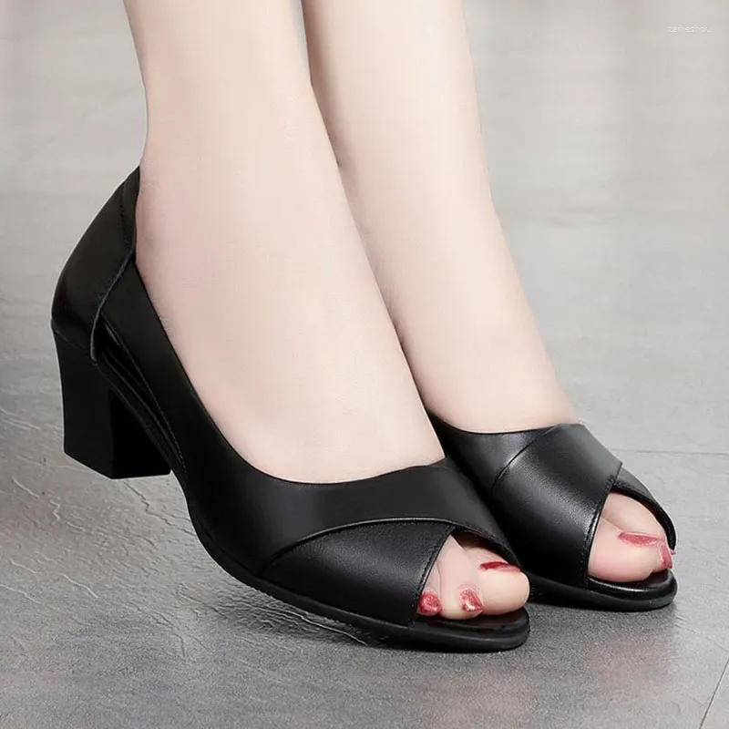 Elbise ayakkabıları yaz kadın topuklu sandalet moda blok topuk açık başlı topuklu peep toe ofis bayan orta topuklu pompalar siyah deri
