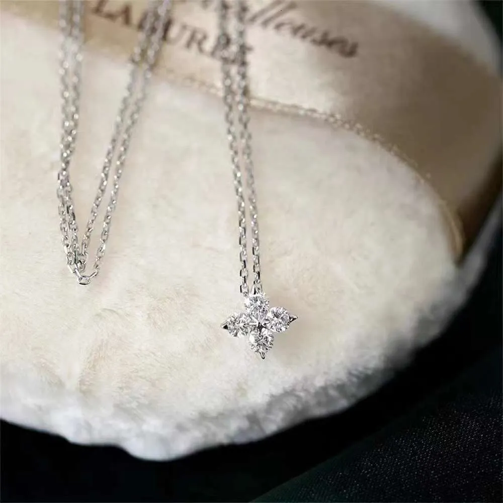 Classic Van Clover Necklace Omnina S925 Sterling Silver Plated 18k Gold Set Zircon Necklace Sparkle Diamond Clover Mångsidig klavikelkedja Kedja Kedja Kedja