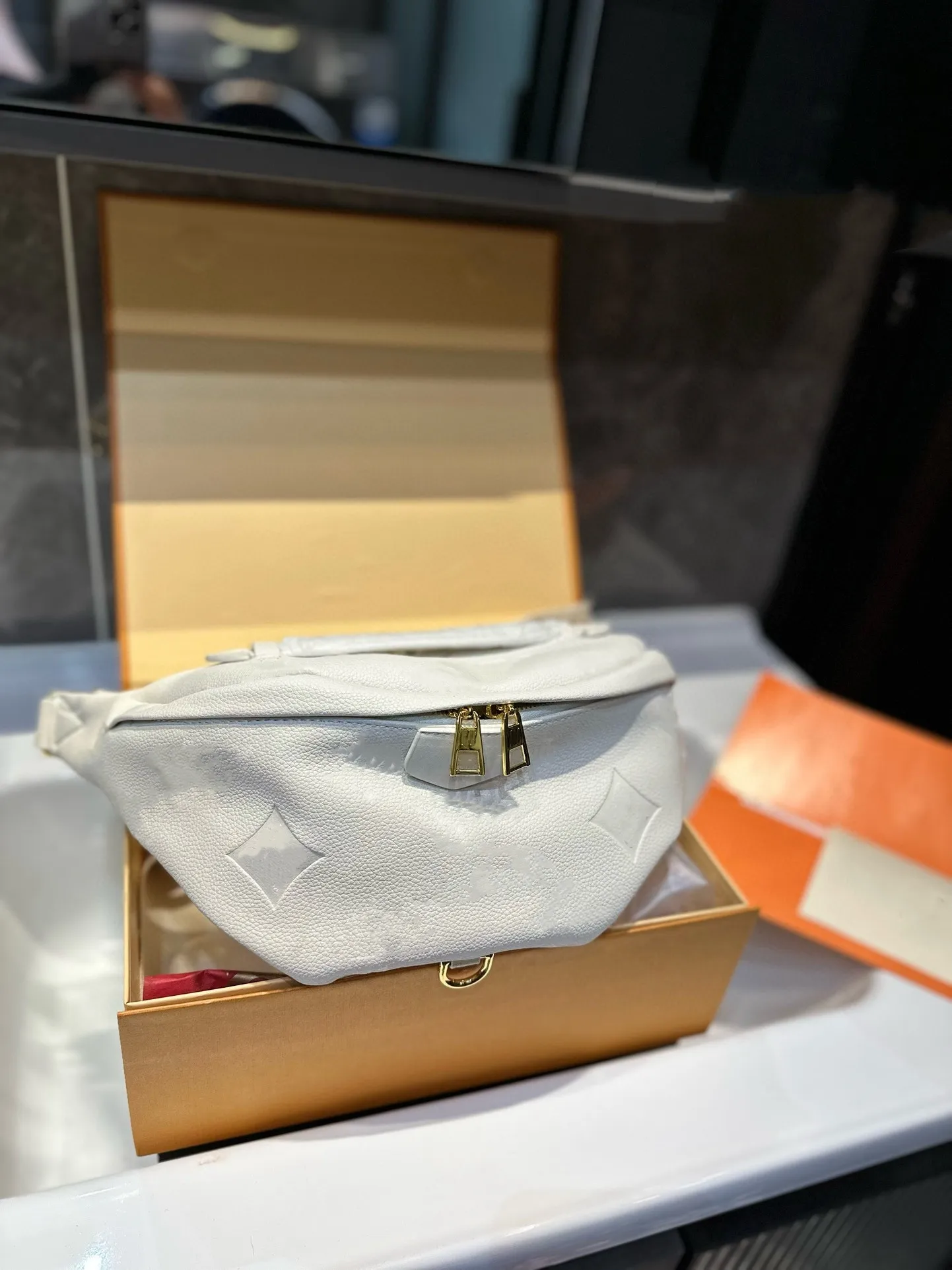 24SS女性の高級デザイナーファニーパック/チェストバッグは、肩またはクロスボディの携帯電話バッグ財布のオリジナルハードウェアシンプルなファッション45cmで運ぶことができます