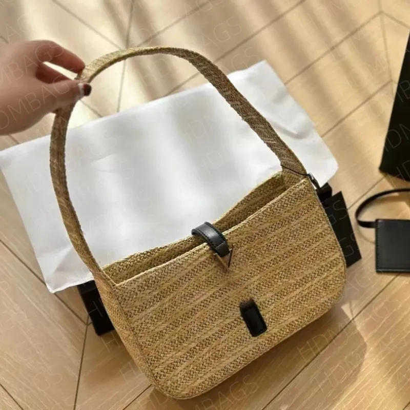 Designer Nouveau sac sous les bras tissé en paille Sac à bandoulière pour femme Le nouveau sac à bandoulière pour femme présente une apparence simple et un beau logo de marque avec une prime