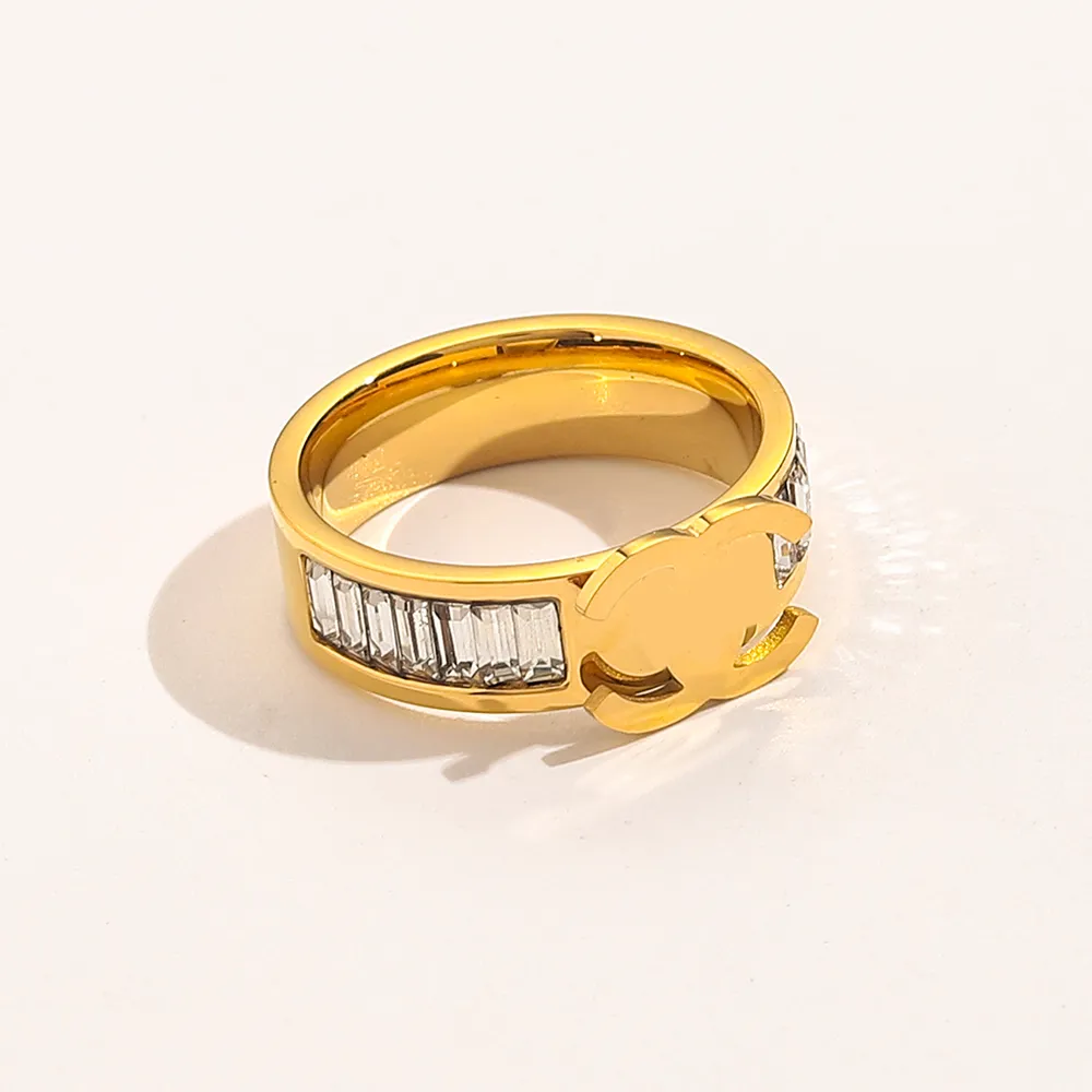18K Altın Kaplama Lüks Tasarımcı Yüzüğü Kadınlar Moda Yüzük Çift Mektup Tasarımcıları Yüzük Zarif Stil Yüzüğü Düğün Partisi Mücevher Yüksek Kalite