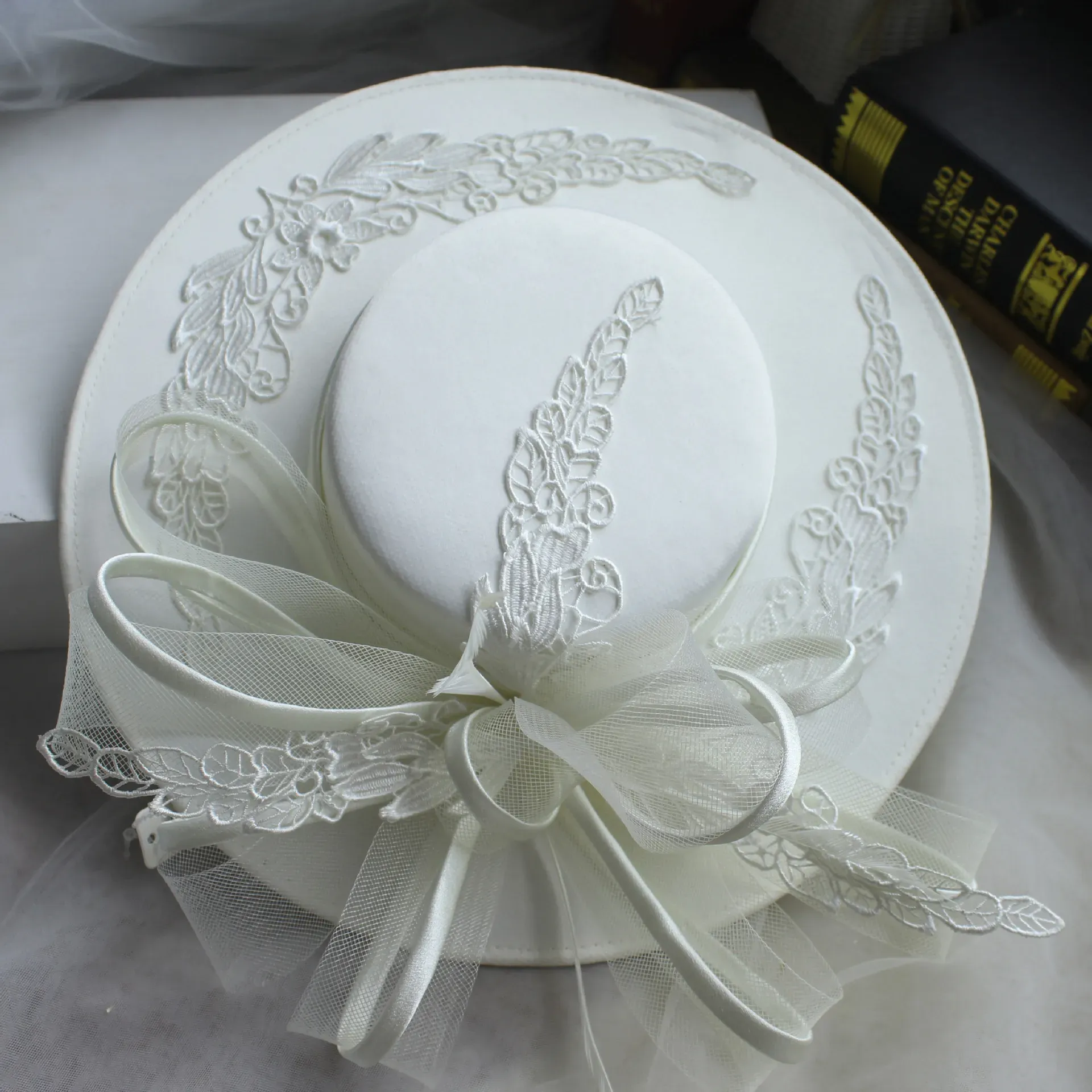 Cappelli French Bride Flat Top Big Brim Hepburn Style Hat Hat Exquisite Celebrity in stile Celebrity White White Fashion Accessori per cappelli di alto livello MZ0017