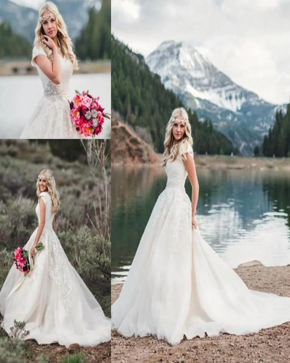 Skromne koronkowe sukienki ślubne Vneck z krótkimi rękawami 2022 Kapel Train Beach Country Bridal Suknie ślubne na zamówienie 8941598
