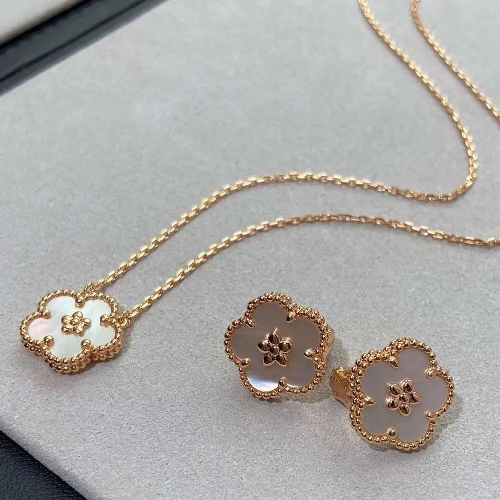 Lyxiga smycken VanClef Necklace Plum Blossom Necklace Womens Pure Silver 18K Rose Gold White Fritillaria Petals Collar Chain som en present till bästa vänner