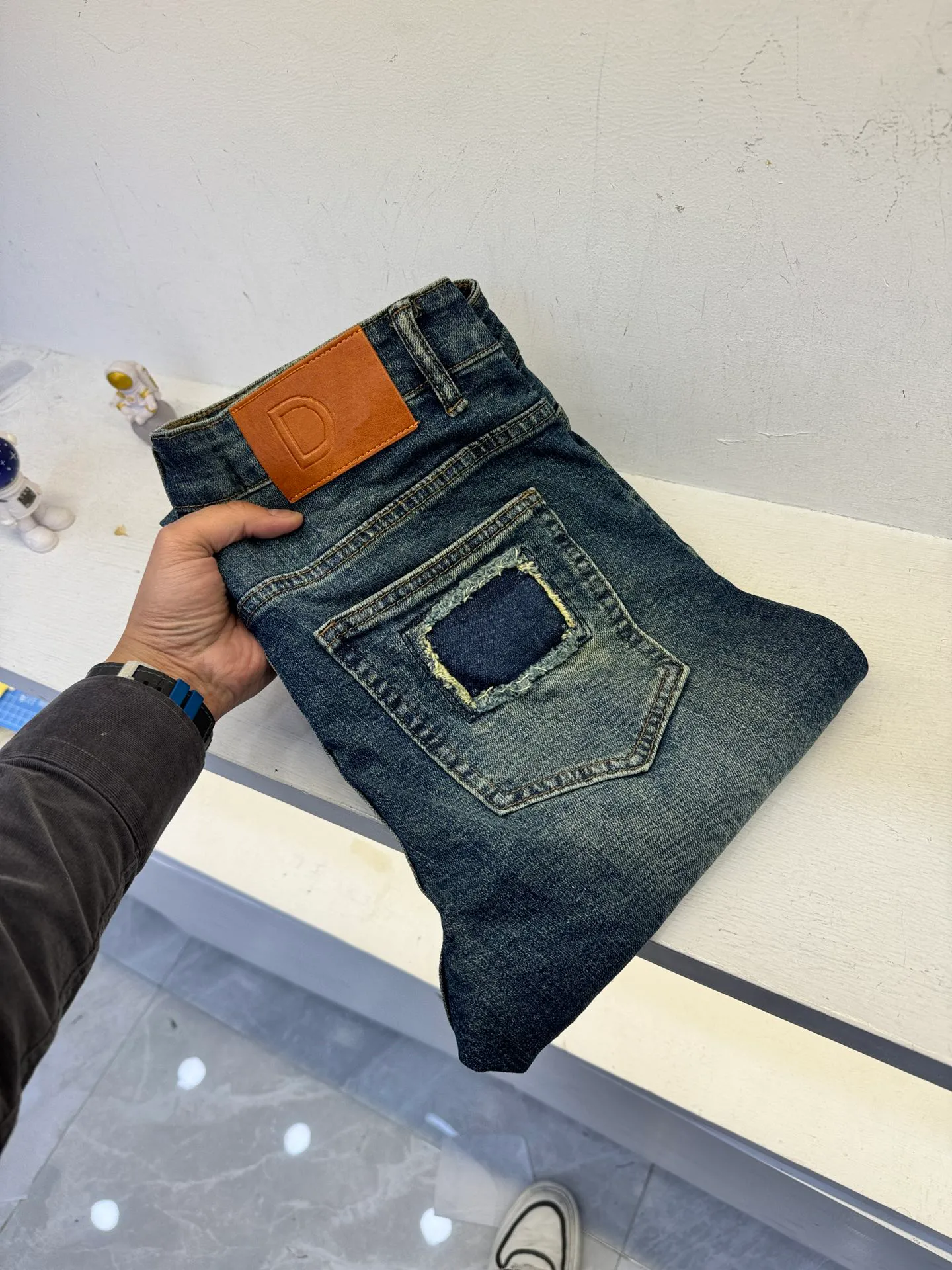 2024 Top совершенно новые джинсы Высококачественные материалы для растяжения с жесткими ногами дизайн мужчин роскошные джинсы