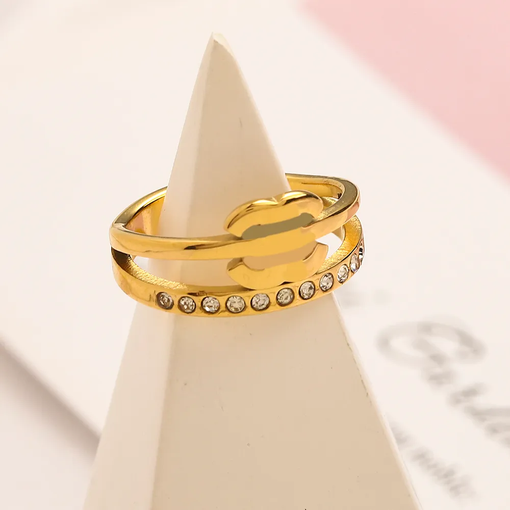Diseñador chapado en oro para mujer Moda Diseñadores de letras dobles Anillos Pequeño anillo de diamante Regalo de fiesta de boda Joyería de alta calidad
