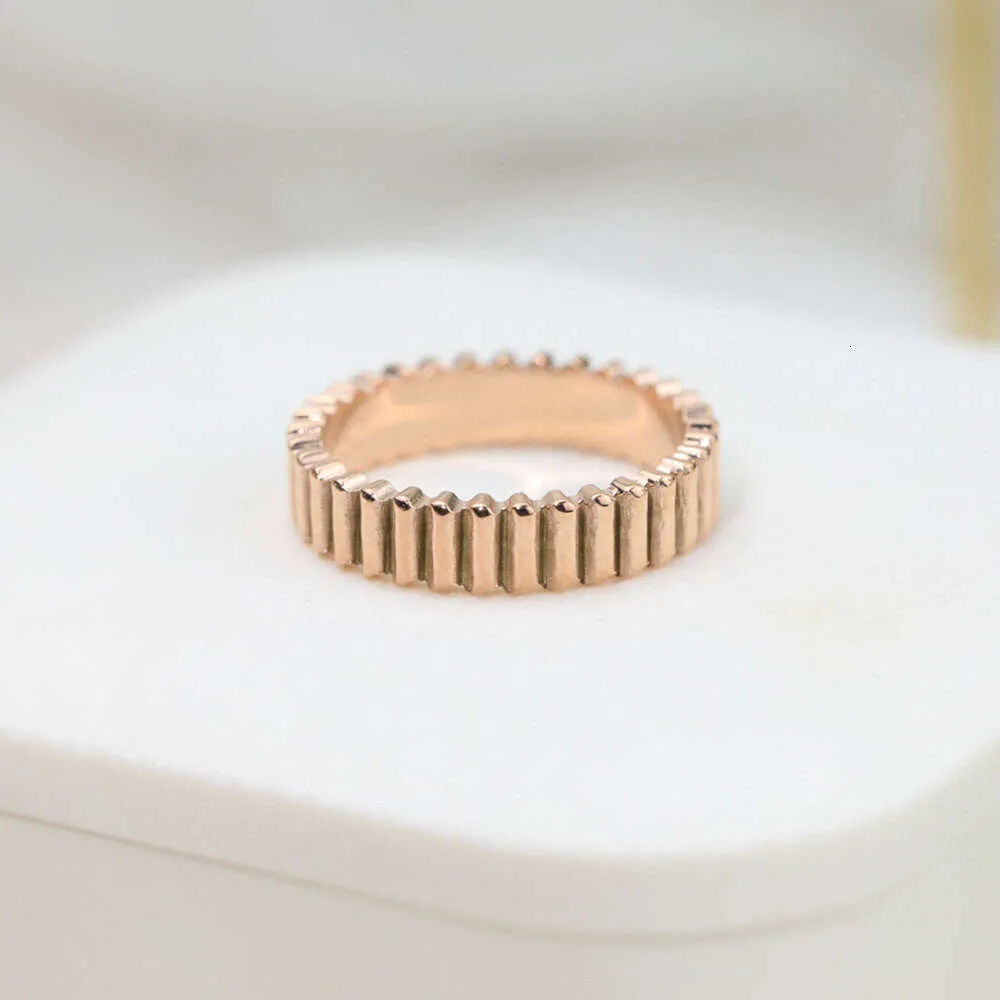 Mode klassische gestreifte Metall neutral Ring Einfachheit Frauen High-End-Textur modische Accessoires paar Geschenke Luxus Schmuck