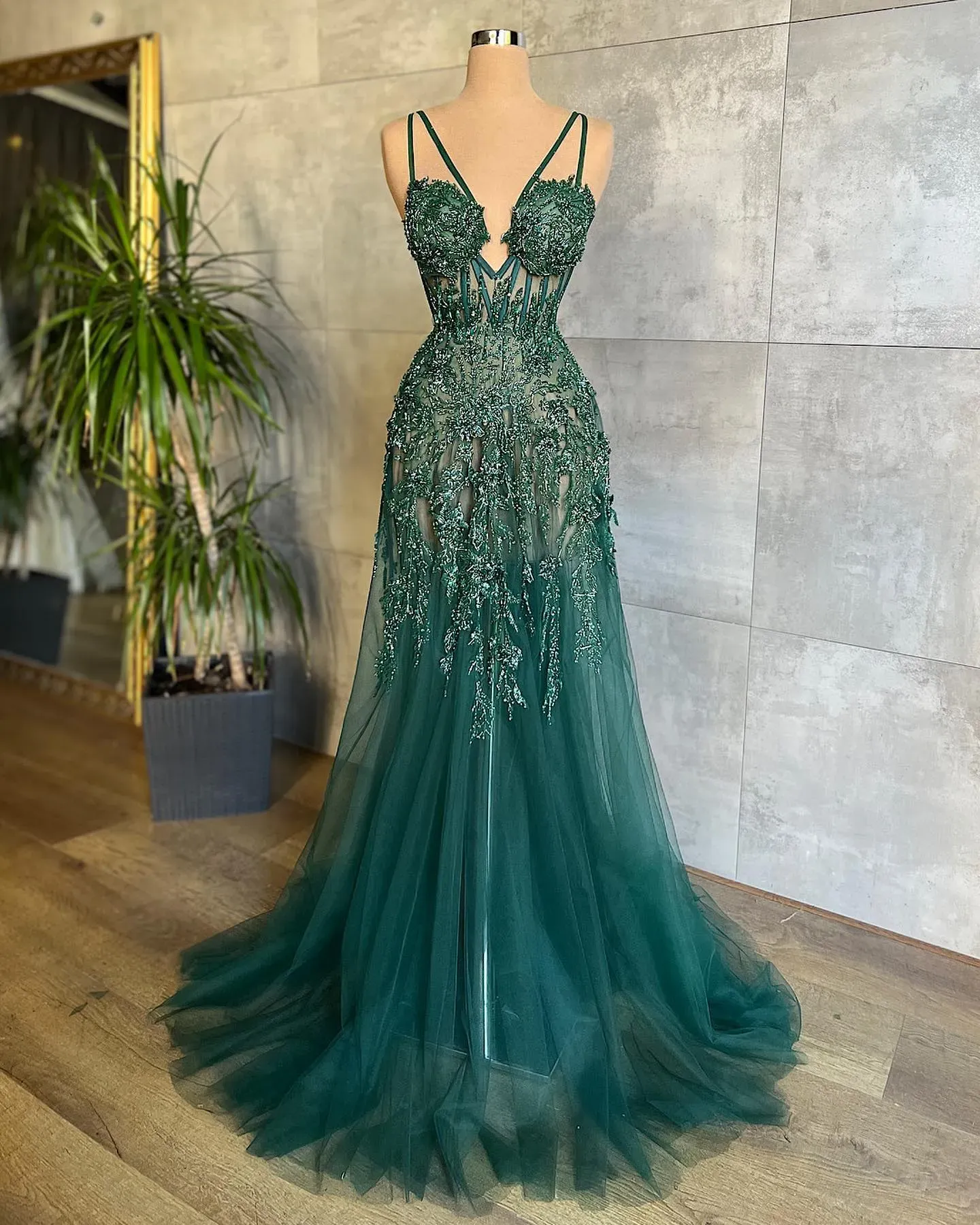 Luxury Green Prom Evening Dresses Arabic Dubai Sexy Spaghetti Straps Backless Beadings Sequins Appliques Party Occasion Gowns Vestidos BC15505