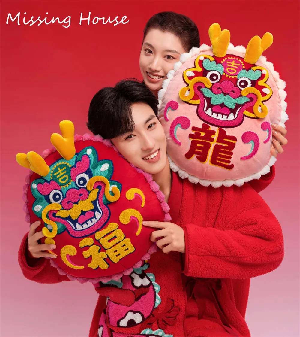 Cartoon Chinese Dragon Year Brodery Back Kudde kudde med kärnstol soffa plysch för vardagsrum sovrum parti gåva 240306