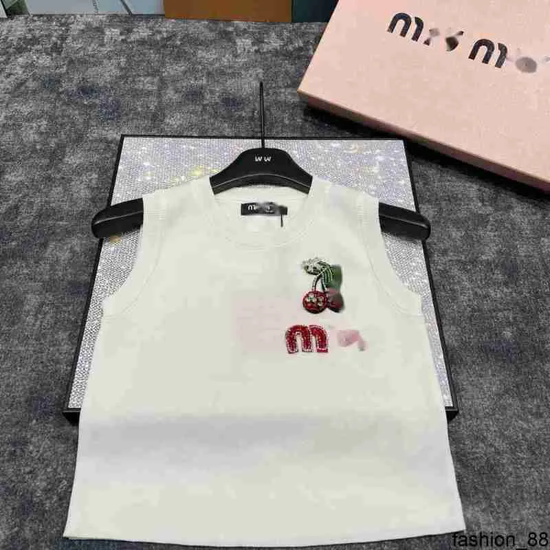 designer Mm24 Early Spring New Fashion Heavy Industry Cherry Decoration Minimalist Slim Fit Knitted Tank Top AD5Q
