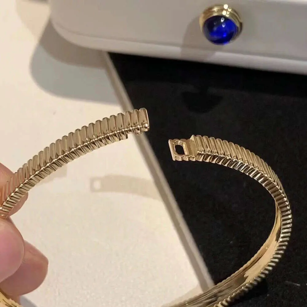 Klassisk randig metallneutral armband för kvinnor med avancerad textur Fashionabla tillbehör gåvor Lyxiga smycken trendiga coola