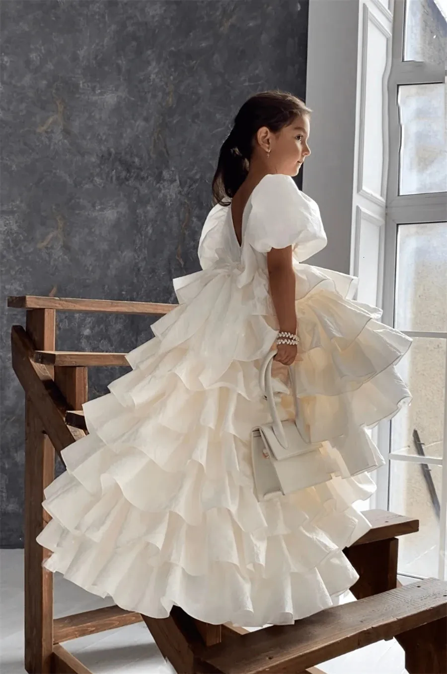 Elfenben Flower Girl Dresses For Wedding Party Tiered Short Hidees Puffy First Communion Ball Gown Chrismas GOWNS 240312