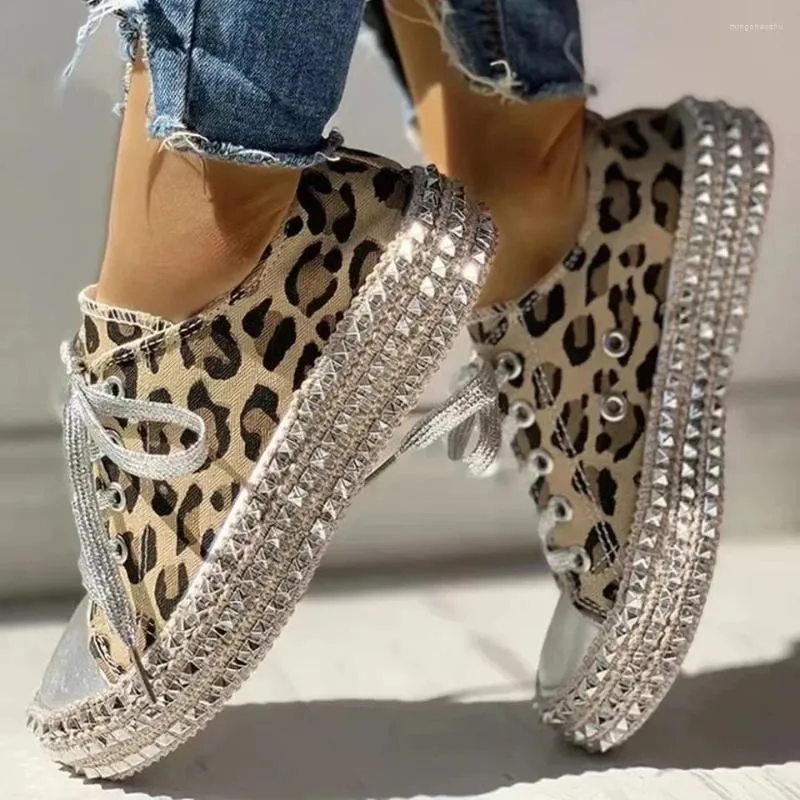 Casual Shoes Black Leopard Rivets Canvas For Women Trend Fashion Chic Point Designer Sneakers Big Size Bekväm platt