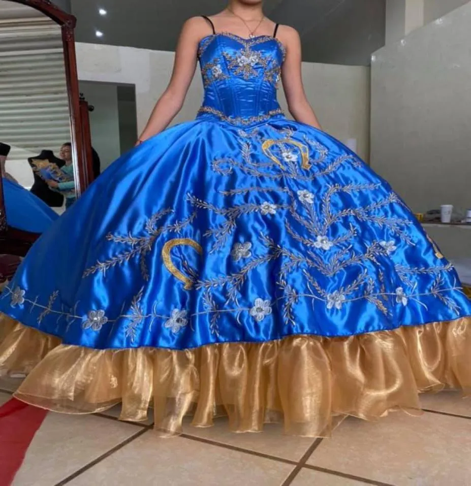 Superbe robe de soirée cocktail bleu royal Quinceanera broderie dorée 2022 robes de bal mexicaines Charro avec bretelles boule perlée Go6925491