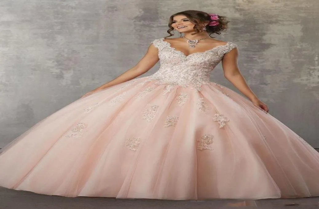 빈티지 V 목 볼 가운 Quinceaneara Dresses 2019 restidos de Quinceanera KeyHole Back 달콤한 16 드레스 바닥 길이의 미인 대회 g5143500