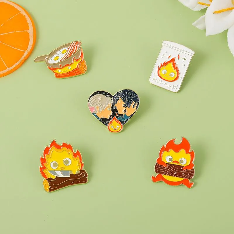 Calcifer ENAMEL PINE FEU PEUST ELFE BROOCH ANIME Japonais BROOCH BADGE BADGE BIJELY CARTOONE CADEAU POUR KIDES AMIS 5 COULEURS