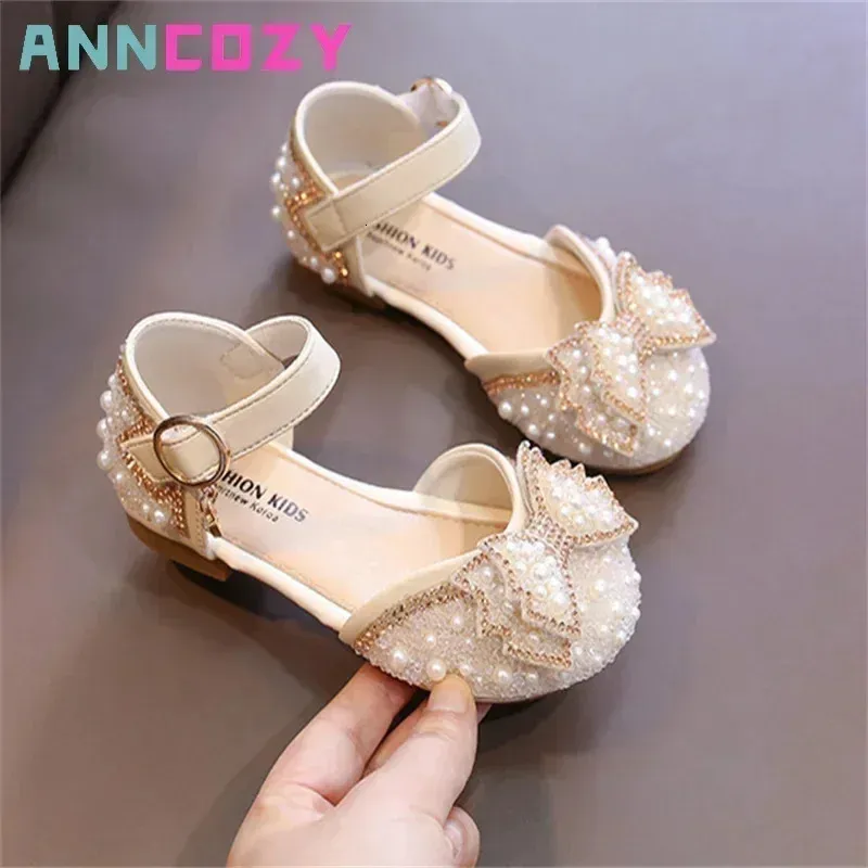 Sandalias para niñas Edición coreana de verano Lindo arco Perla Lentejuelas Niños Princesa Zapatos Tacones planos Zapatos de baile de fondo suave 240307