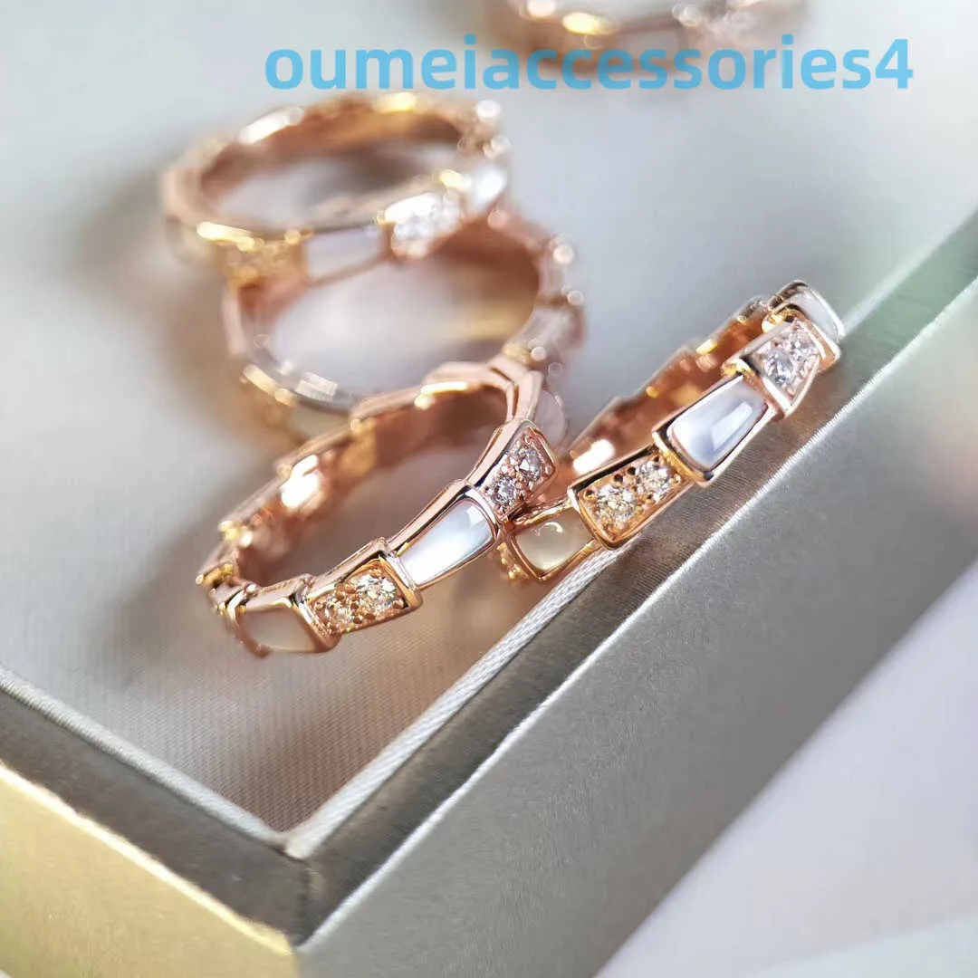 2024 Diseñador Marca de lujo Joyería Anillos de banda Hueso Chapado en oro rosa de 18 k Diamante Fritillaria blanca Anillo de dedo índice en forma de serpiente estrecha