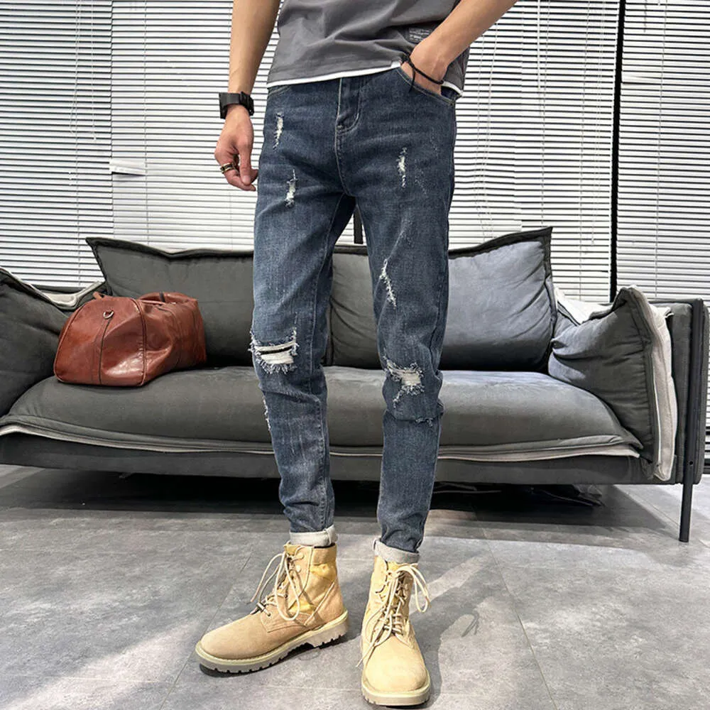 2024 och Spring Thin Korean Edition Perforerade jeans för mäns 9-punkts trendiga mångsidiga sommar elastiska smala passformade små fötter byxor