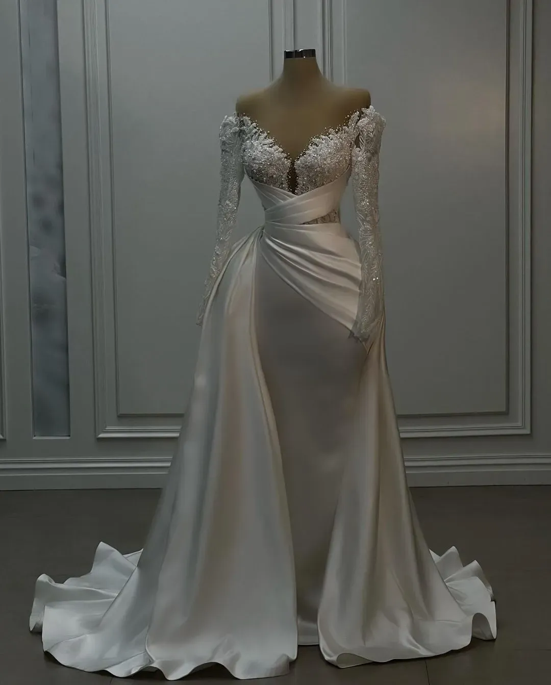 Robes de mariée en dentelle avec traîne à balayage, style sirène, robes de mariée avec appliques, épaules dénudées, robes de mariage froncées