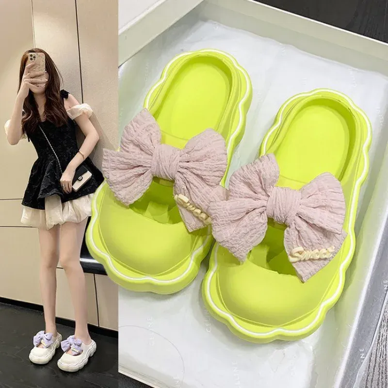 Kapcie nowe letnie kapcie kobiety Koreańska wersja Baotou Sofe Sole Cloud Buty urocze motyl Pvc Flip Flip Flops Chanclas Mjer