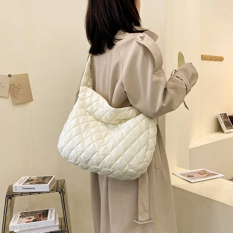 Shoulder Bags High Quality Single Crossbody Bag 24 Women Brand Cloud Personality Designer Large Capacity Cotton Clothing