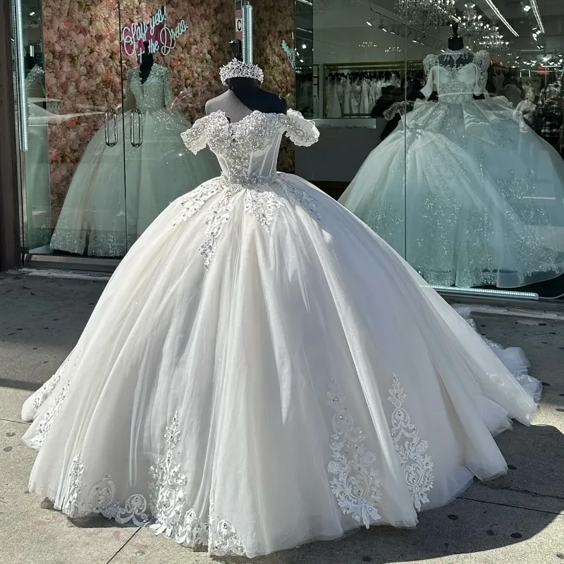 Witte Baljurk Quinceanera Jurken Uit De Schouder Applicaties Kant Kralen Kristal Tull Corset Vestidos 15 Para XV Anos