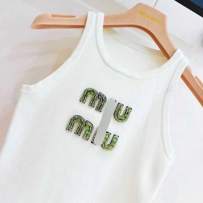 Kvinnors t-shirt Miumiusummer White Women Topps Tees Crop Top Brodery Sexig Off Shoulder Black Tank Casual ärmlösa rygglösa skjortor Luxury Solid Color Vest