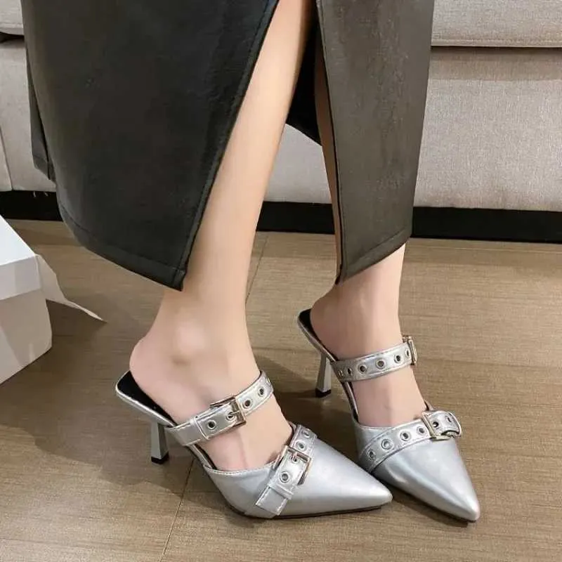 Scarpe eleganti Punk Goth Fibbia in metallo Tacchi alti Sandali da donna Estate 2024 Punta a punta Argento Party Fashion Pumps Tacones H240325