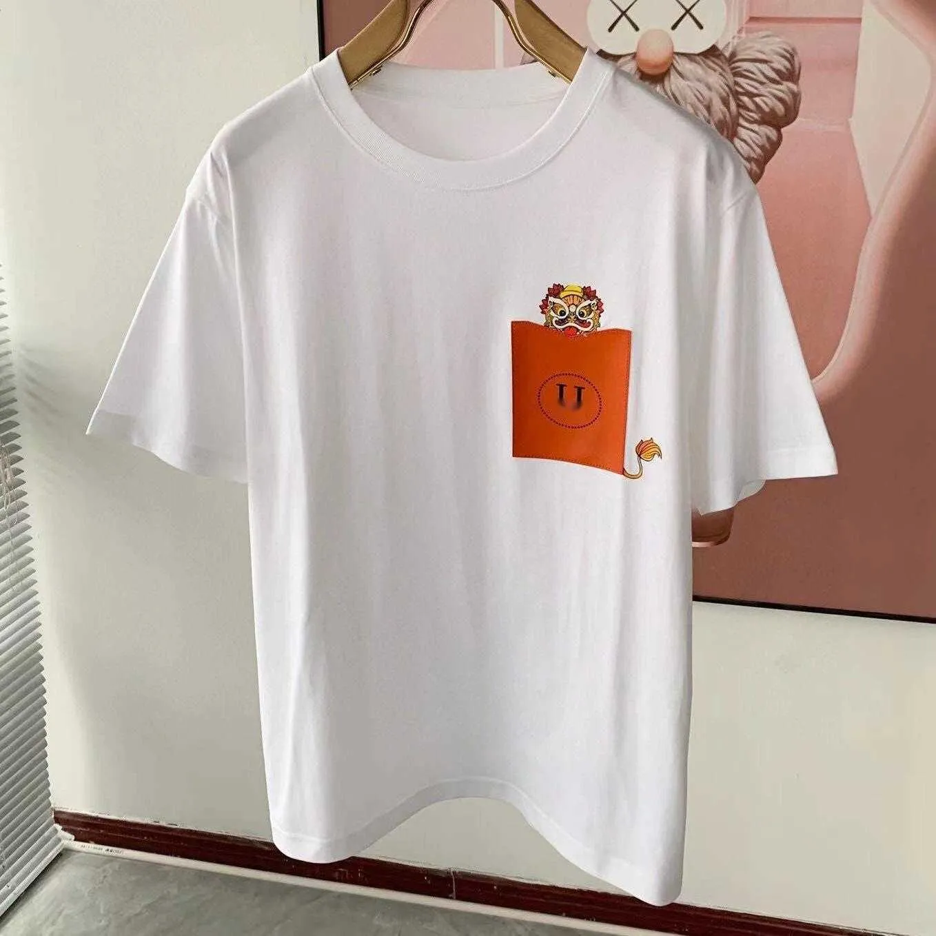 Primavera ed estate nuove lettere a contrasto di colore tascabile grande H Elementi cinesi casual colletto tondo a maniche corte T-shirt da uomo e da donna la stessa camicia da coppia 2403201