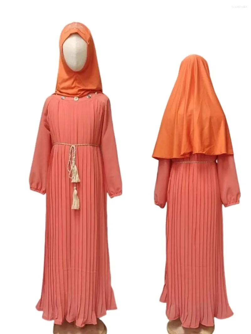 Roupas étnicas Meninas pequenas e crianças étnicas se vestem com hajib