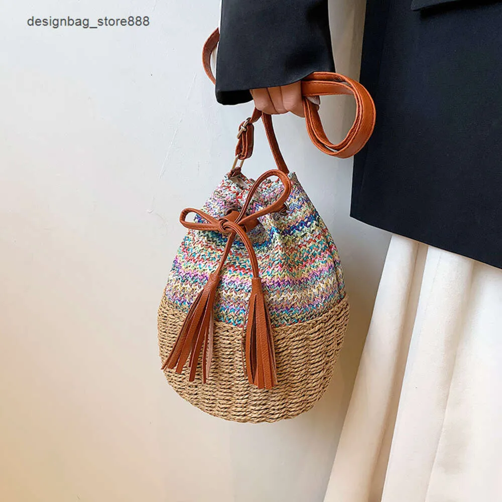 Sacs à main de marque de vente au détail en gros, sacs à main de plage, vacances, sac tissé en herbe, été, nouveau seau à pompon tendance et à la mode, épaule polyvalente