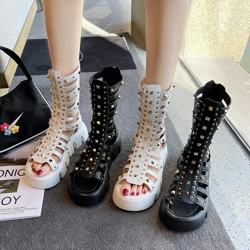 Stövlar 2022 Sandaler Ladies Shoes Summer Suit Female Beige Women's Heels Med Open Toe Ny Studded Black Fashion Girls Boot Velvet Medium