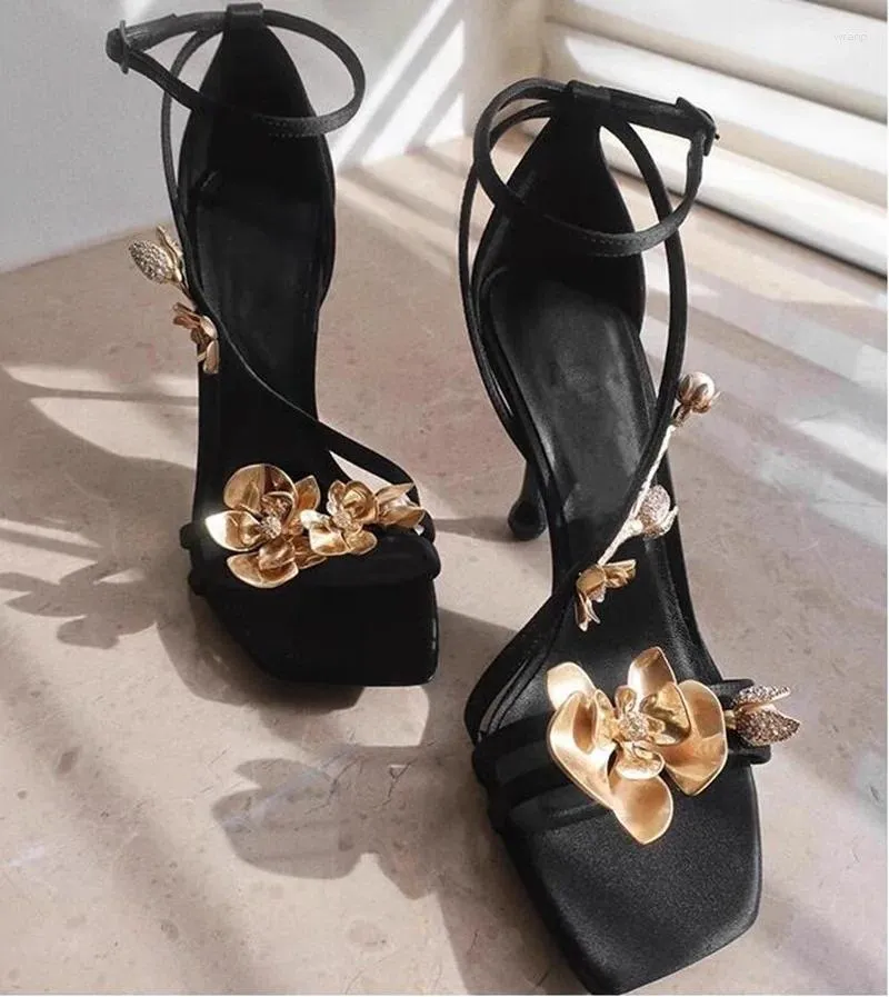 Sapatos de vestido Square Toe Golden Flower Sandálias de salto alto 9cm Black Cross Strap Peep Summer Party