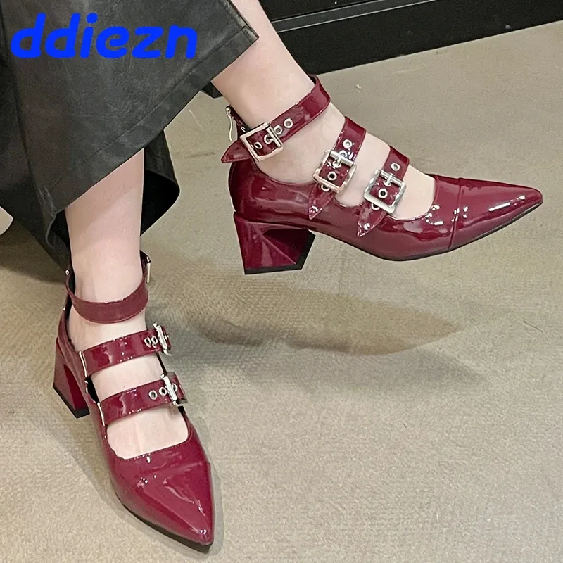 Pompes chaussures rouges dames carrées talons chaussures sangle femelle femelle pointue femmes pompes talons chaussures nouvelles en 2024 au printemps automne