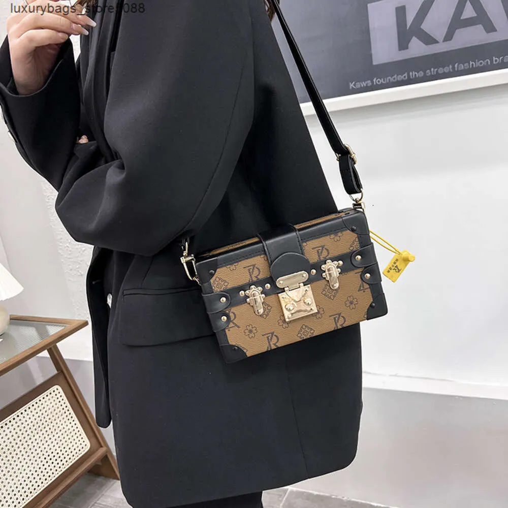Factory verkoopt merkontwerper handtassen online met 75% korting dames tas nieuwe schouder diagonaal modieuze vierkante netrode brief