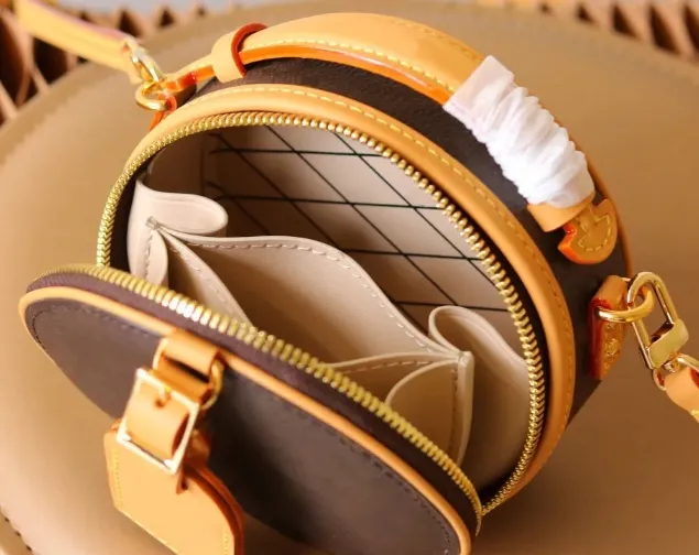 2024 Handväska runda mini ryggsäck med ikonisk hårdvarusäck mode