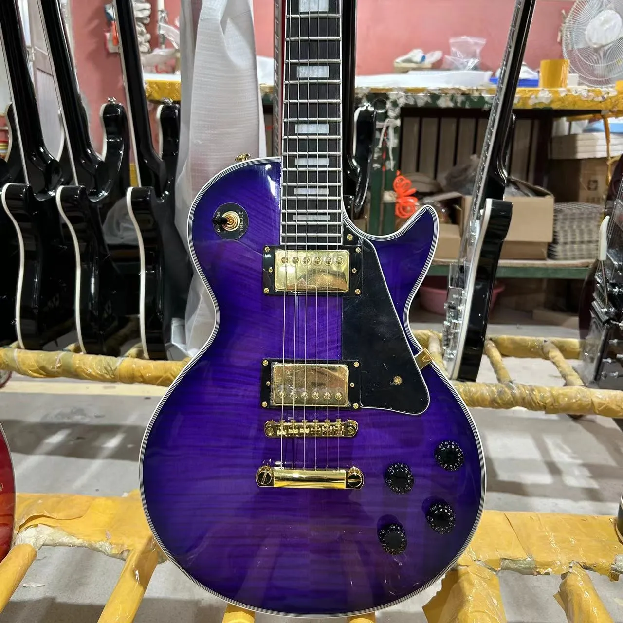 Anpassad elektrisk gitarr Mahogny Body Rosewood Fretboard Purple Color Tiger Maple Top 6 Strings Guitarra Free Ship Höger vänster