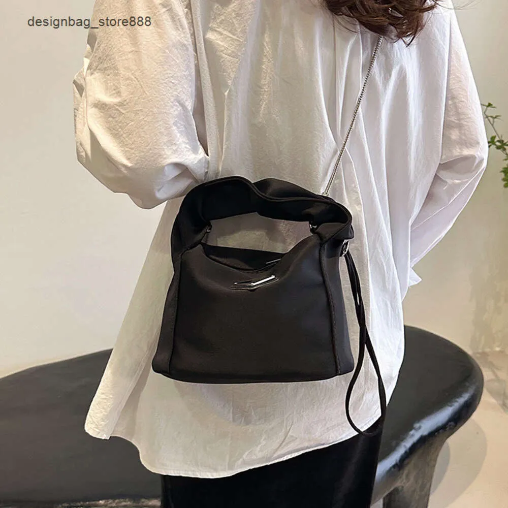Sacs à main de mode de marque de vente en gros pour femmes nouveau sac à main en tissu de nylon noir chaîne triangulaire sac de grande capacité sac à bandoulière unique